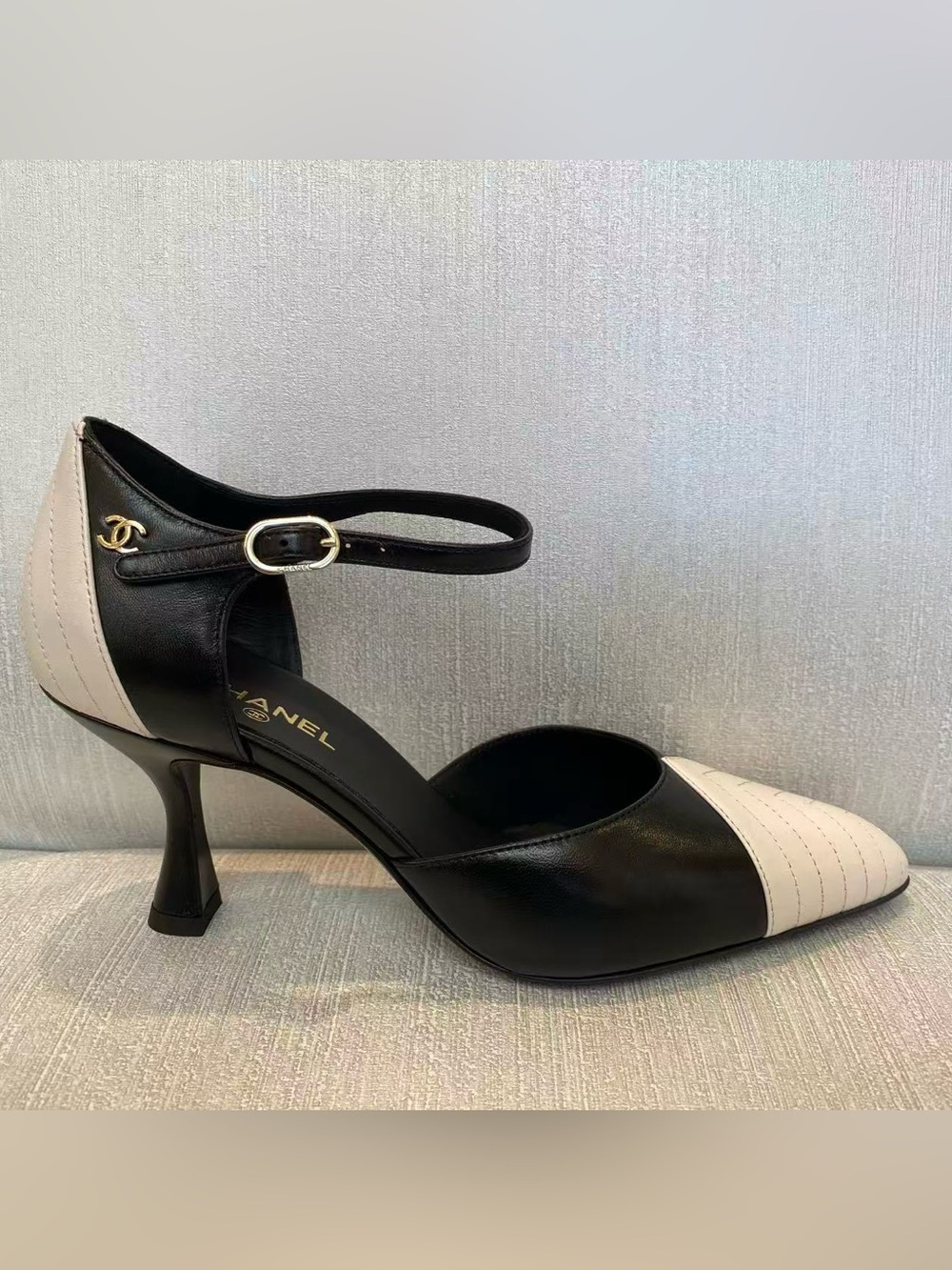 MARY JANES
 
Lambskin 
Black & White